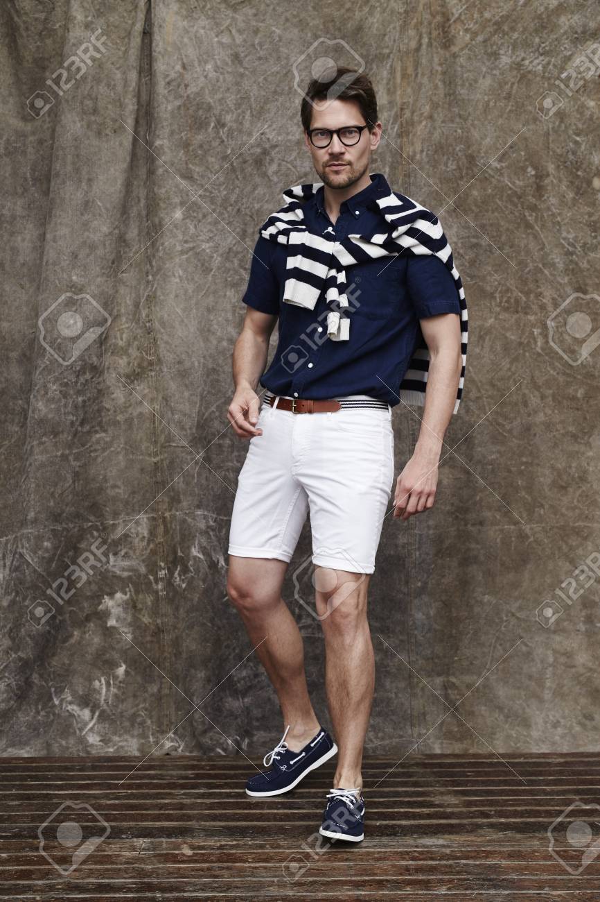 Hombre En Rayas Y Pantalones Cortos, Mirando A La Cámara Fotos, Imágenes Y Fotografía De Archivo Libres De Derecho. 65639184.