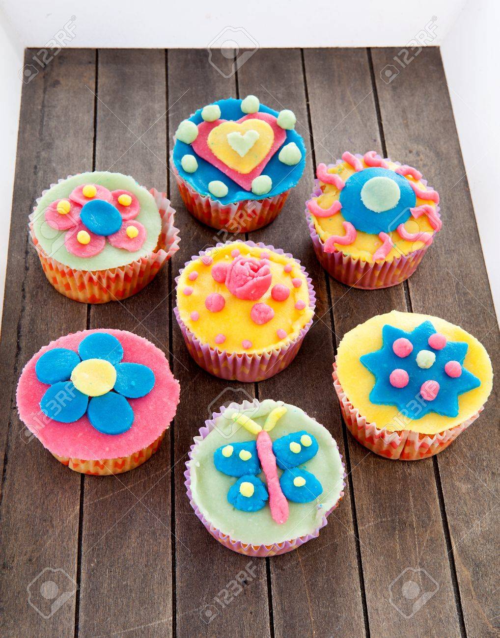 Couple De Petits Gateaux Avec Decoration Pate D Amande Sur Fond De Bois Banque D Images Et Photos Libres De Droits Image 1531