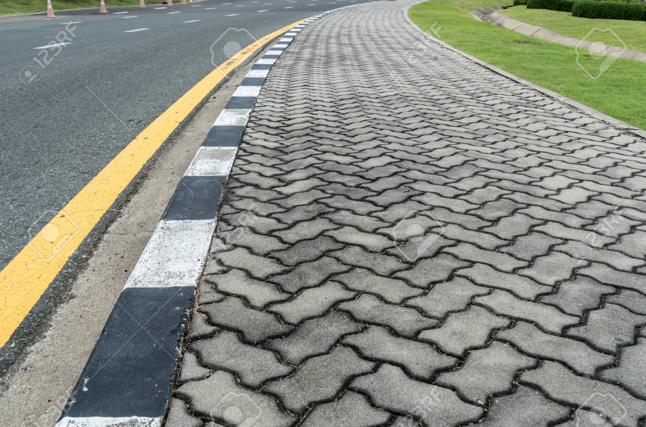 黄色線の曲線とコンクリート ブロック歩道アスファルト道路 の写真素材 画像素材 Image 黄色線の曲線とコンクリート ブロック歩道アスファルト道路 の写真素材 画像素材 Image