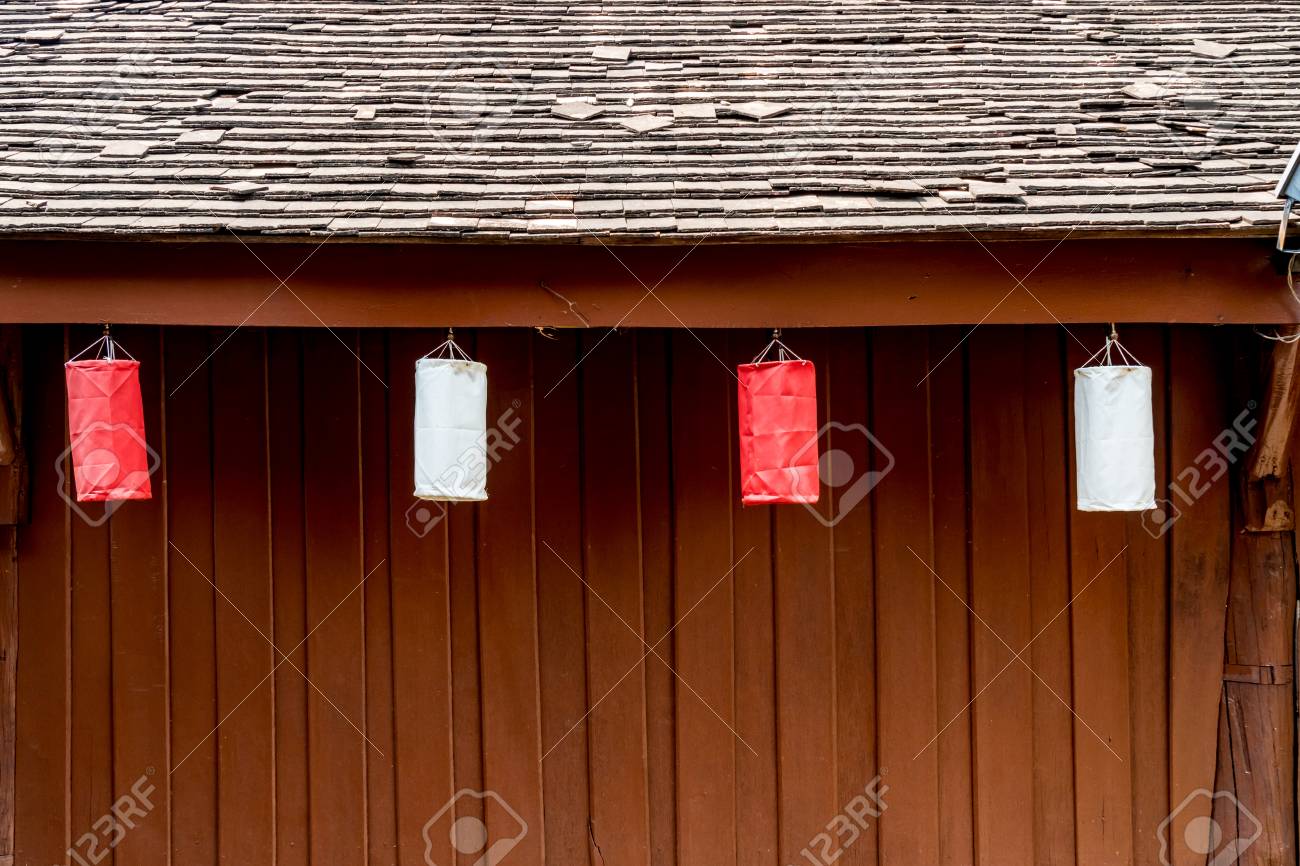 Pared De Madera Vieja Y Parte De Tejas Con Decoracion Roja Y