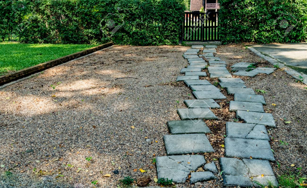 公園でブッシュ フェンスの扉に曲線コンクリート ブロック経路 の写真素材 画像素材 Image 7909