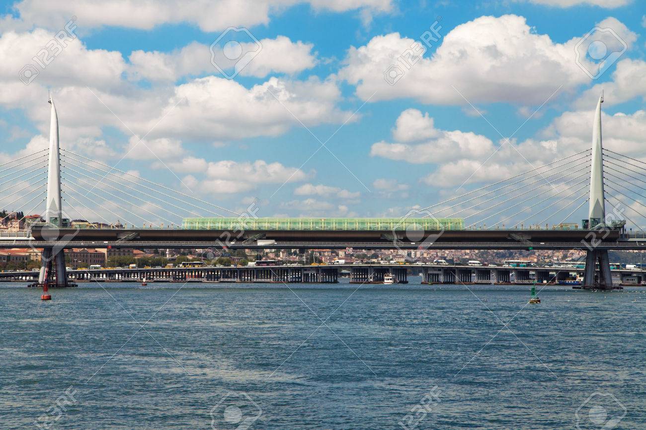 背景のトルコのイスタンブールのアタテュルク国際空港橋と金角湾地下鉄橋 の写真素材 画像素材 Image 背景のトルコのイスタンブールのアタテュルク国際空港橋と金角湾地下鉄橋 の写真素材 画像素材 Image