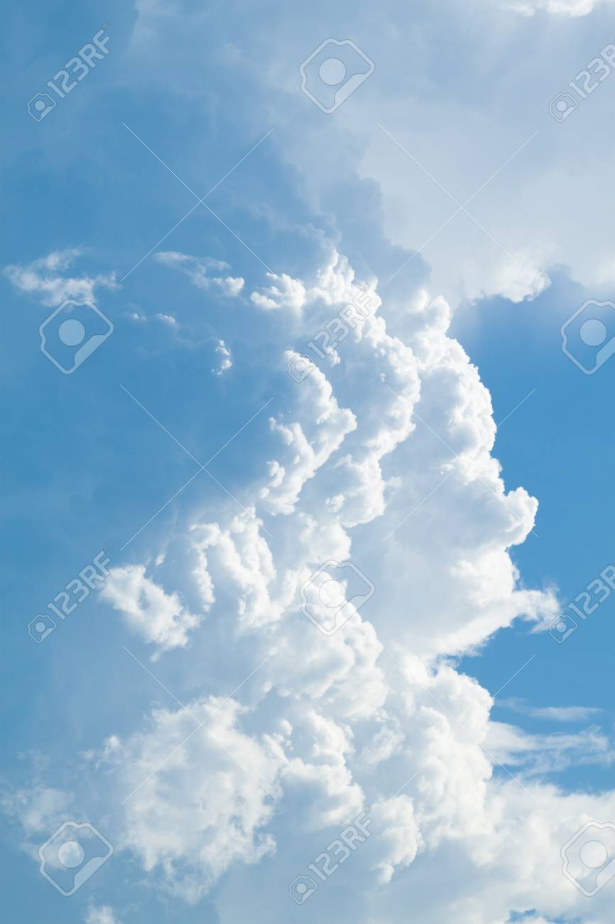 Cloudscape 青い空と白い雲 晴れた日 積雲の雲 の写真素材 画像素材 Image