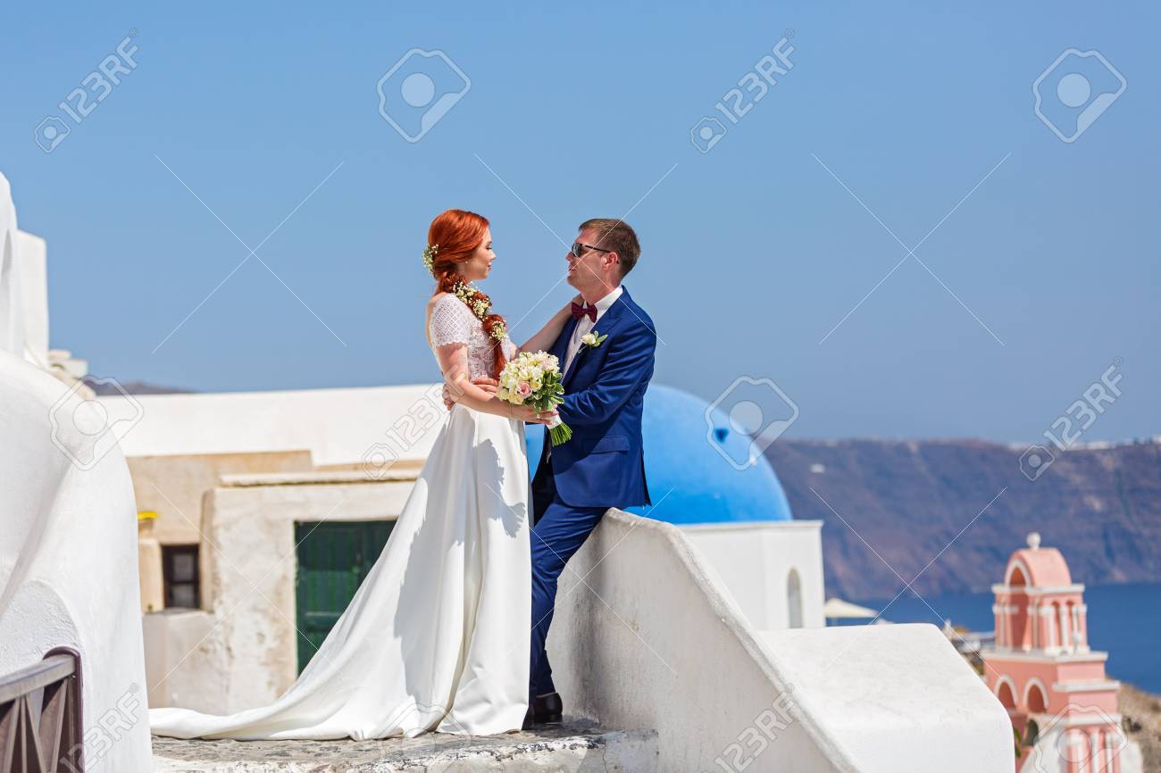 ギリシャのサントリーニ島に若いカップルの結婚式 の写真素材 画像素材 Image