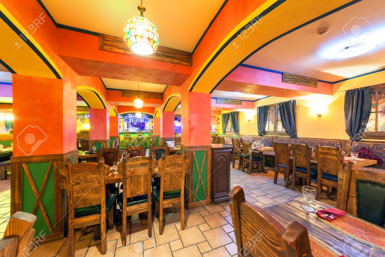 Moscu - Agosto De 2014 Interior Del Restaurante Mexicano Del Club Nocturno Sombrero Hall Con Un Restaurante Con Muebles De Madera Fotos Retratos Imagenes Y Fotografia De Archivo Libres De Derecho Image 75216031