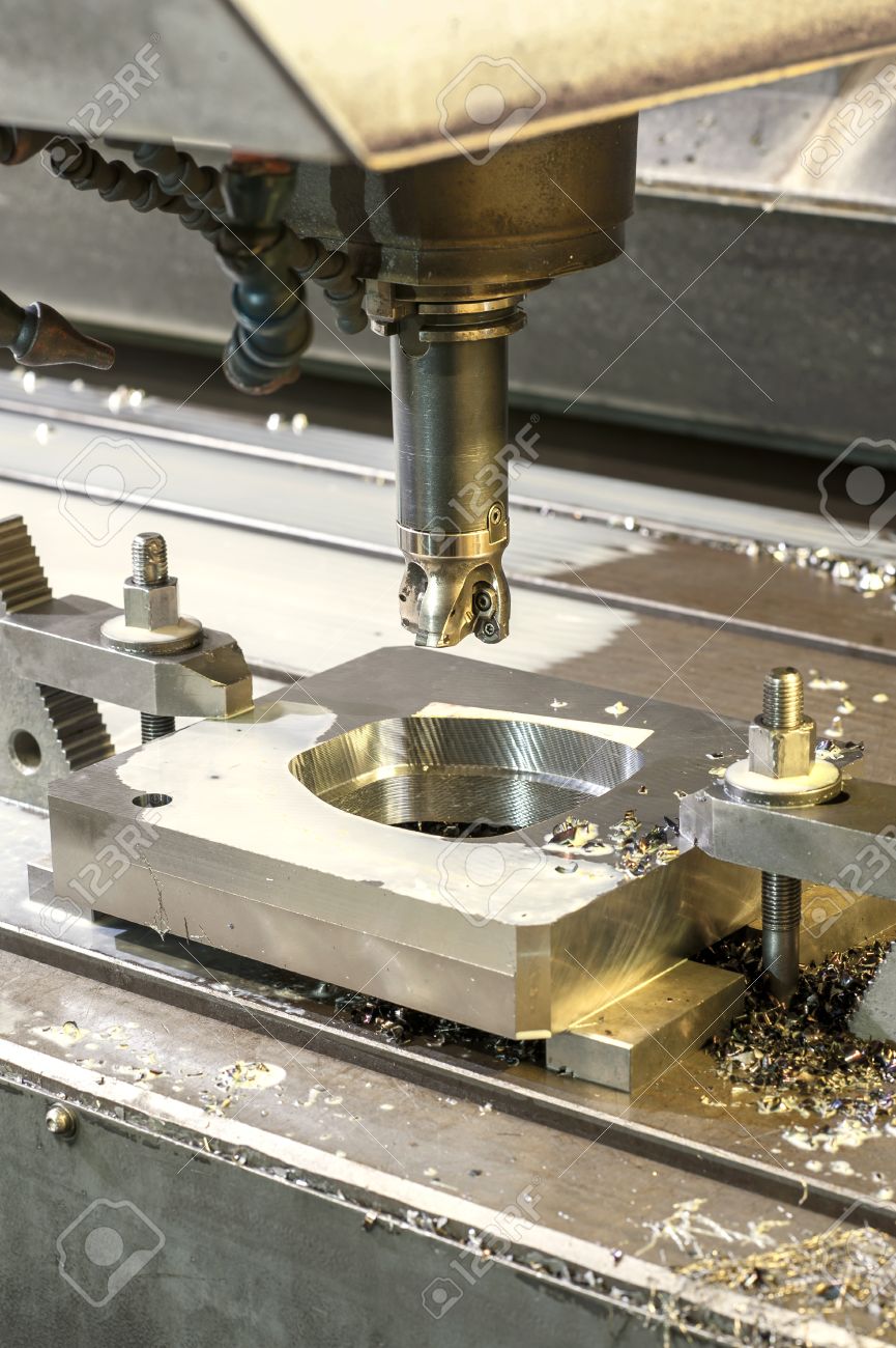 金属工業金型 ブランク加工の正方形します 金属加工 機械 旋盤 フライス 穴あけ技術 屋内で垂直方向の画像 の写真素材 画像素材 Image