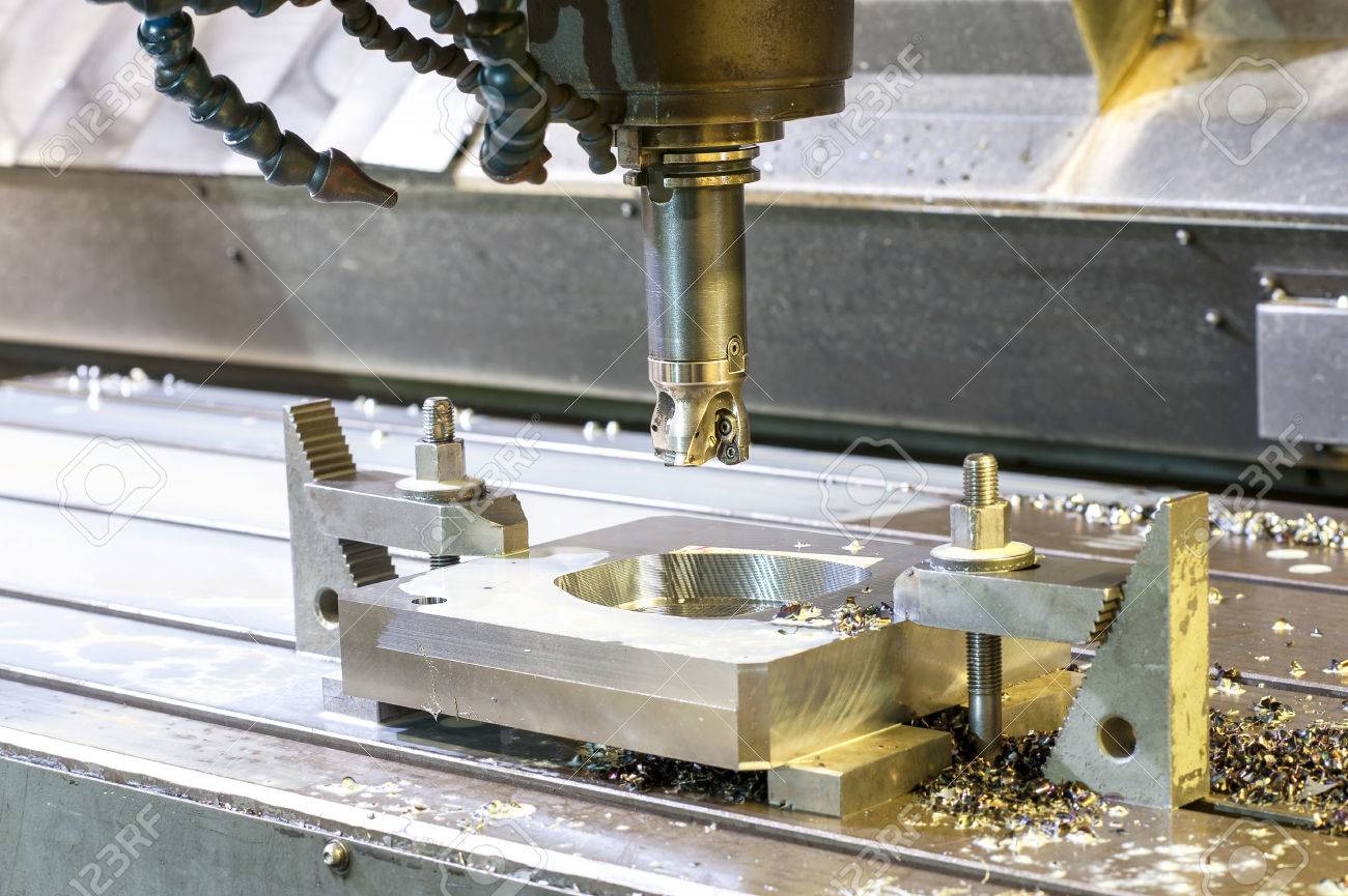金属工業金型 ブランク加工の正方形します 金属加工 機械 旋盤 フライス 穴あけ技術 屋内で水平方向の画像 の写真素材 画像素材 Image