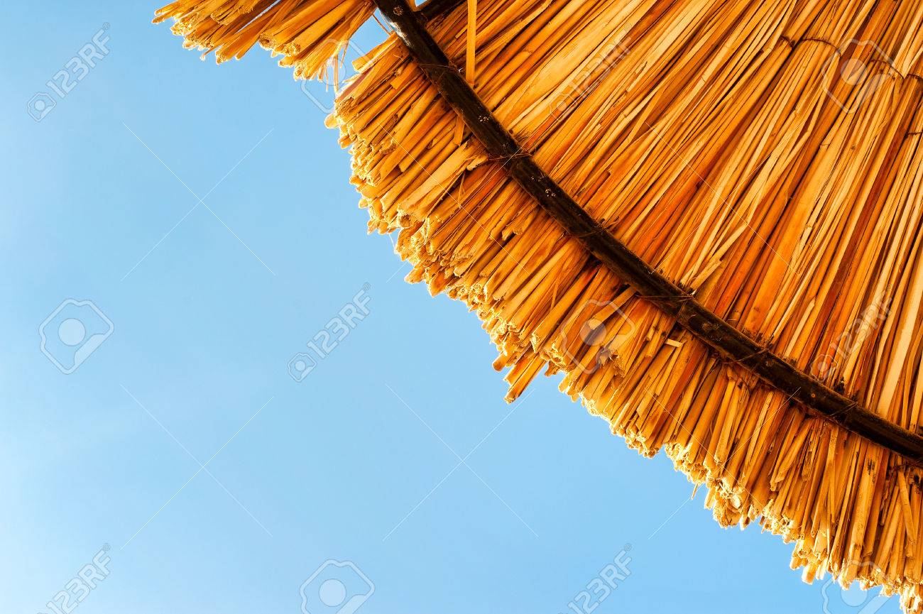 Parasol De Plage De Paille Caronculé Sur Fond De Ciel Bleu Clair Image Horizontale Closeup Multi Couleur à Lextérieur De Lété Vue Den Bas