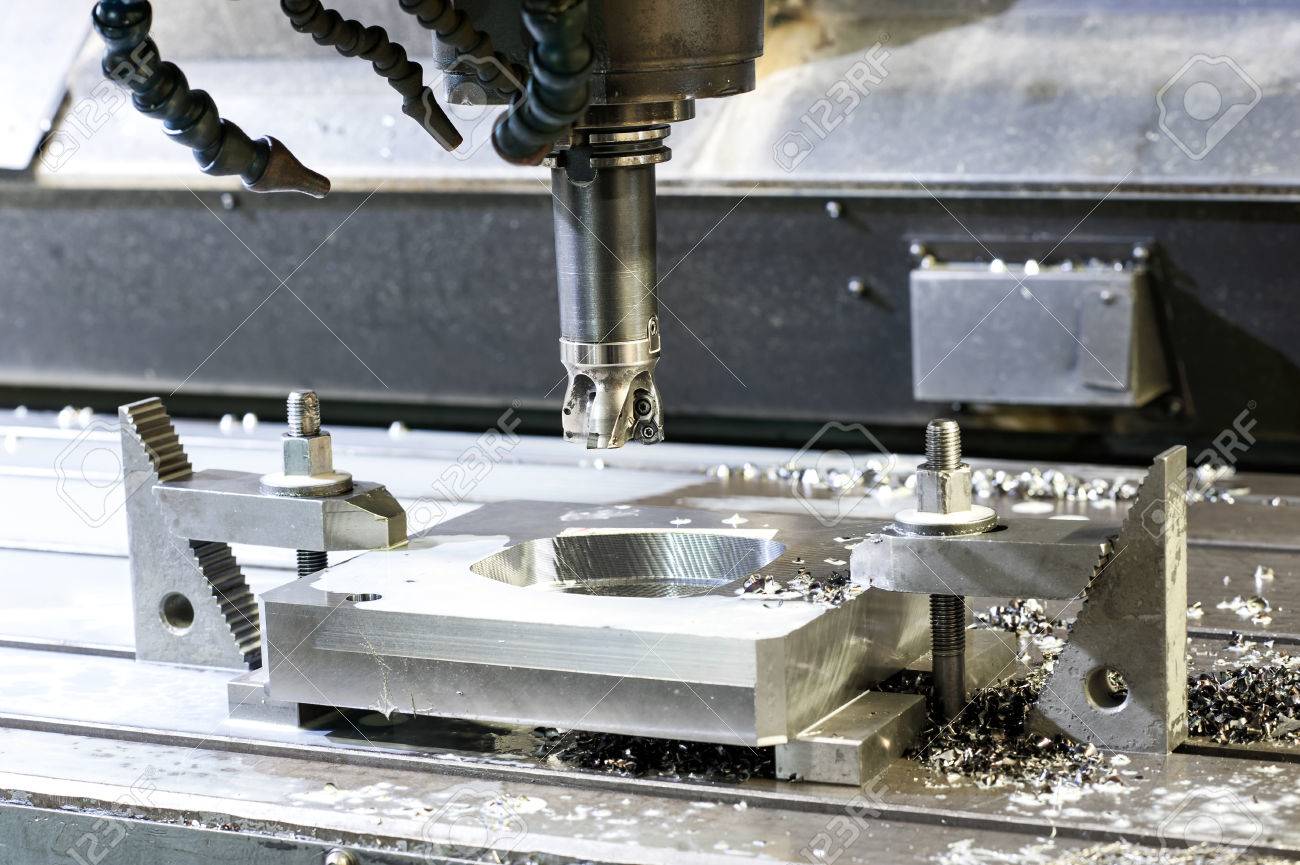 金属加工切削 工場での産業金属金型 ブランク加工の正方形します 機械工学 旋盤 Cnc 技術産業を掘削します 屋内で水平方向の画像 の写真素材 画像素材 Image