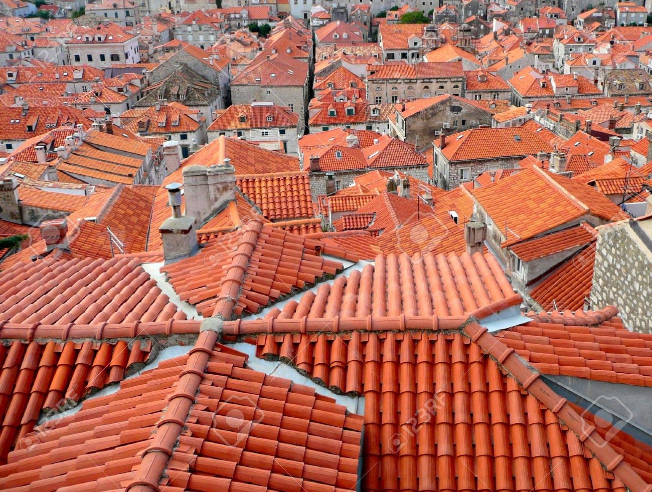 ドブロブニク、クロアチアの都市の上の赤瓦屋根の背景の写真素材・画像