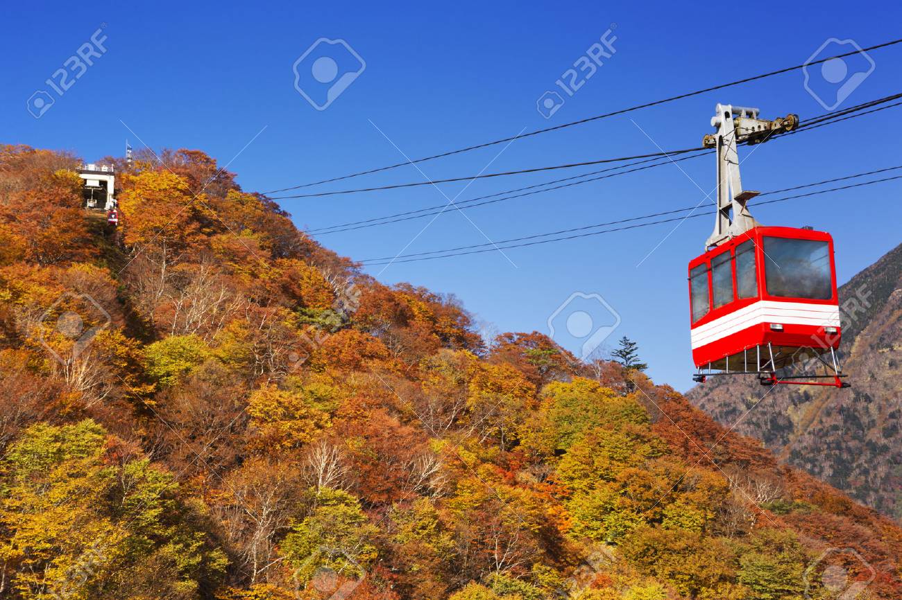明るい秋の色で覆われている山を移動するケーブルカー 明智平ロープウェイ日光 日本付近で撮影 の写真素材 画像素材 Image