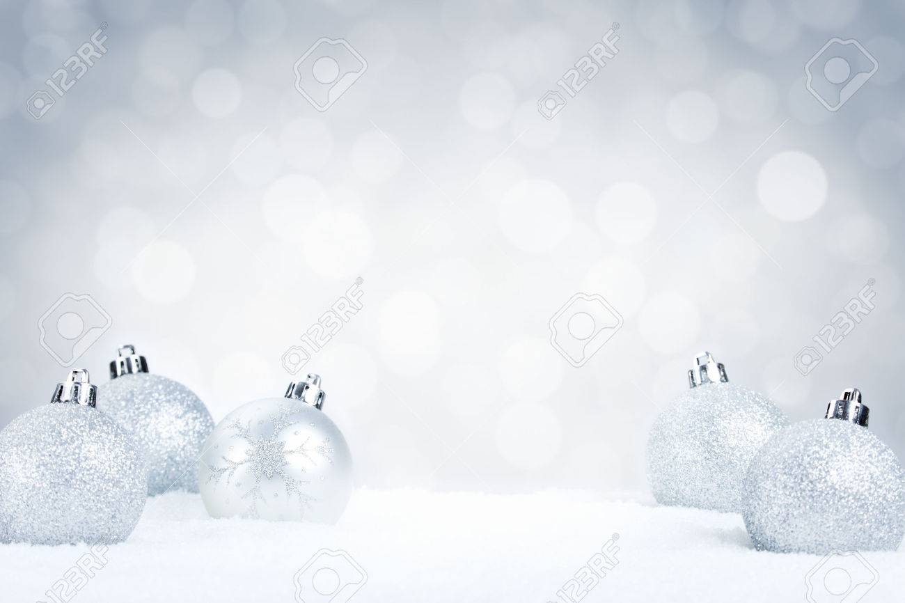 Sfondi Natalizi Neve.Immagini Stock Bagattelle D Argento Di Natale Sulla Neve Con Argento Sfocate E Luci Bianche Sullo Sfondo Profondita Di Campo Image 43890254