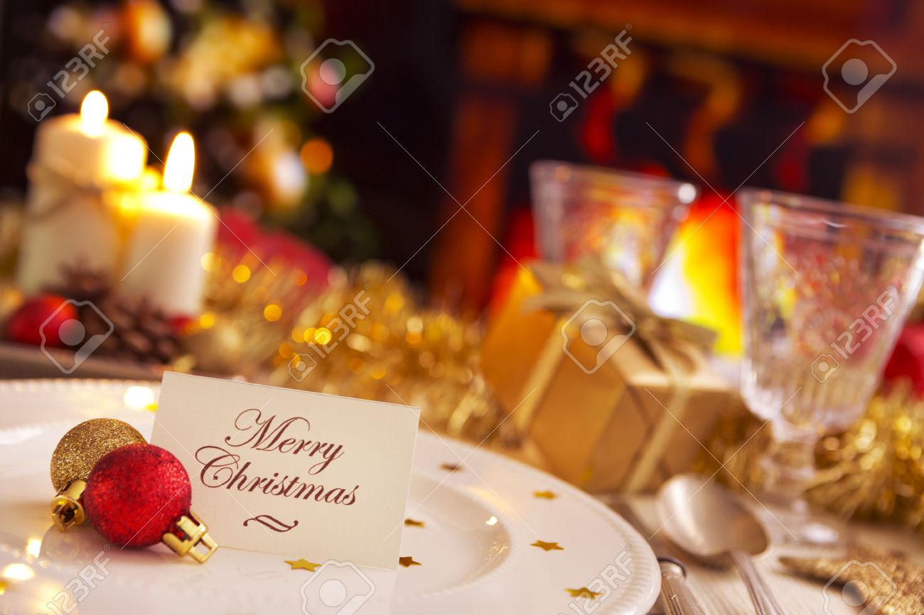 Un Diner De Noel Decor De Table Romantique Avec Des Bougies Et Des Decorations De Noel Sur La Plaque Une Note Avec Les Mots Joyeux Noel Est En Attente Pour Un Invite