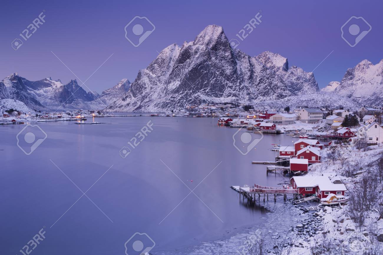 ノルウェー北部のロフォーテン諸島のレーヌの村 冬の夕暮れ時に撮影しました の写真素材 画像素材 Image