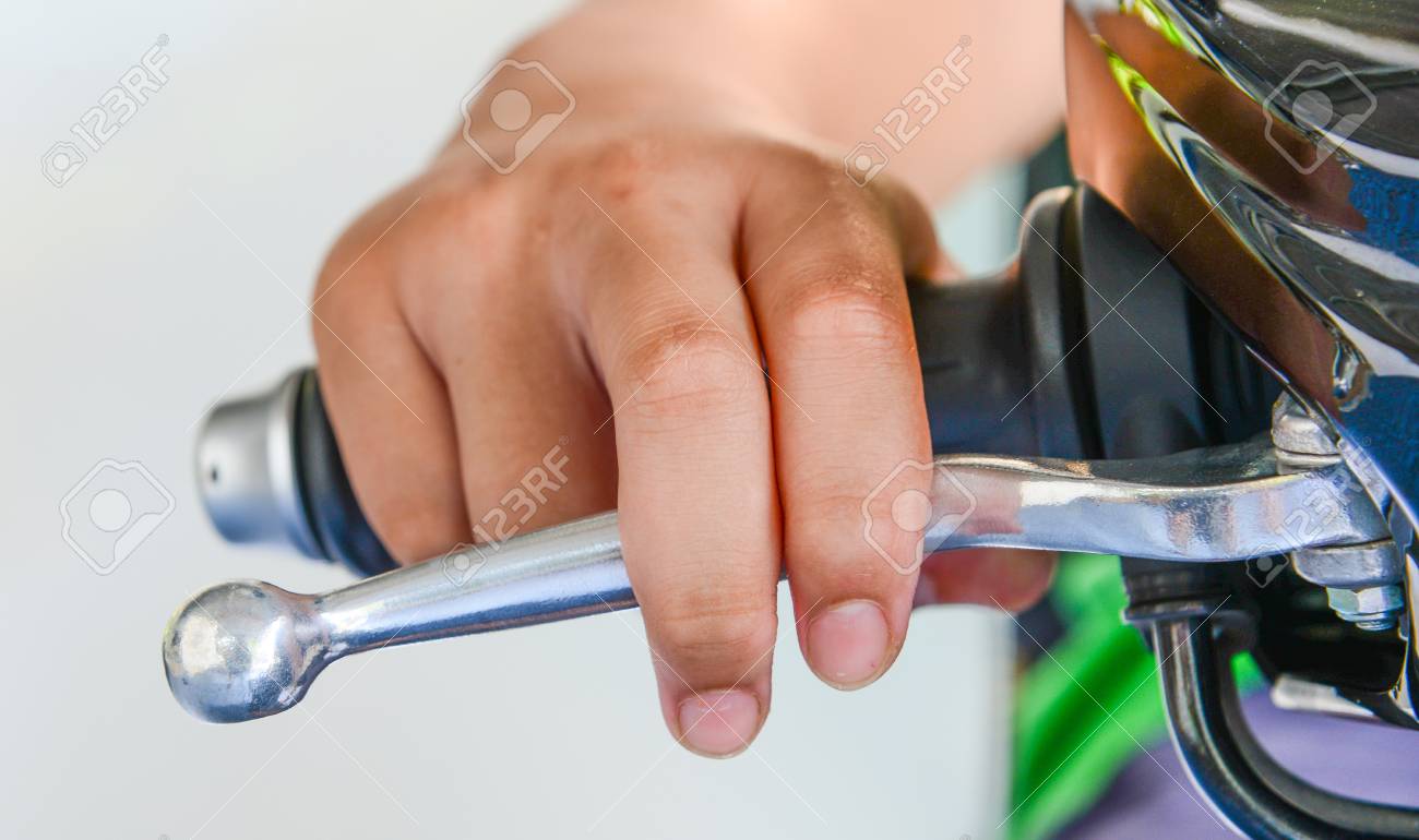 Mano Estaba Presionando Sobre La Palanca Del Y El Freno De La Motocicleta Palanca. Fotos, Imágenes Y Fotografía De Archivo Libres De Derecho. Image 47721535.