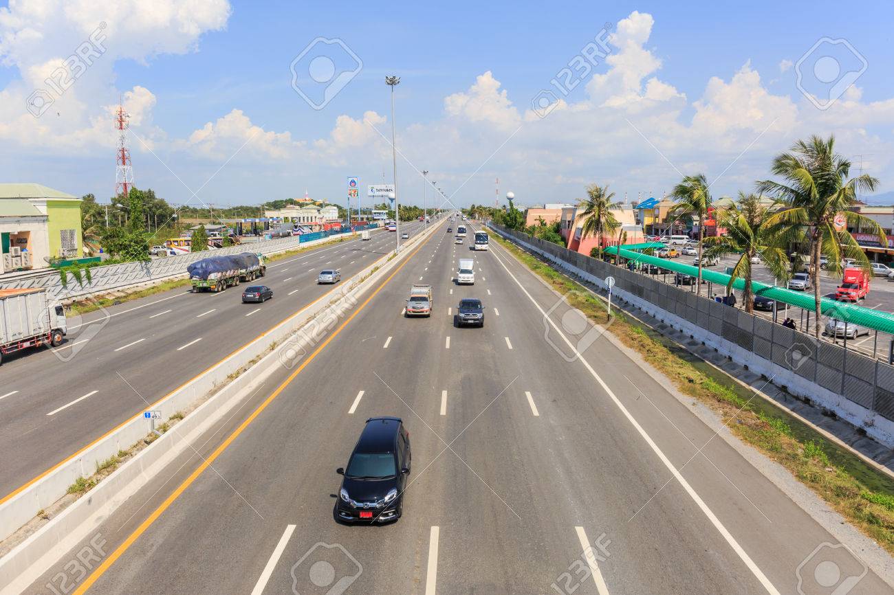 チャチェンサオ タイ 15 年 6 月 11 日 トラックし 車が通る道路高速道路休憩所 チャチェンサオ県では 6 月のバンコク チョンブリー高速道路間の大きな休憩所 11 15 の写真素材 画像素材 Image