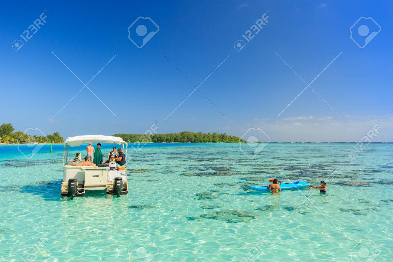 パペーテ フランス領ポリネシアの A 16 年 6 月 15 日 16 年 6 月 15 日にサメや Moorae 島 タヒチのパペーテ フランス領ポリネシアの美しい海でアカエイを餌 遊泳観光客 の写真素材 画像素材 Image