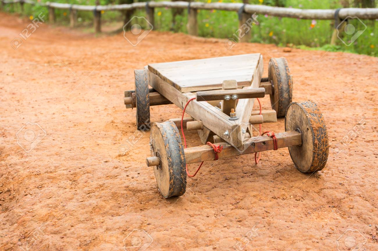 手作りのタイ ペッチャブーン県カオ コーで山岳民族からの木製おもちゃの車 の写真素材 画像素材 Image