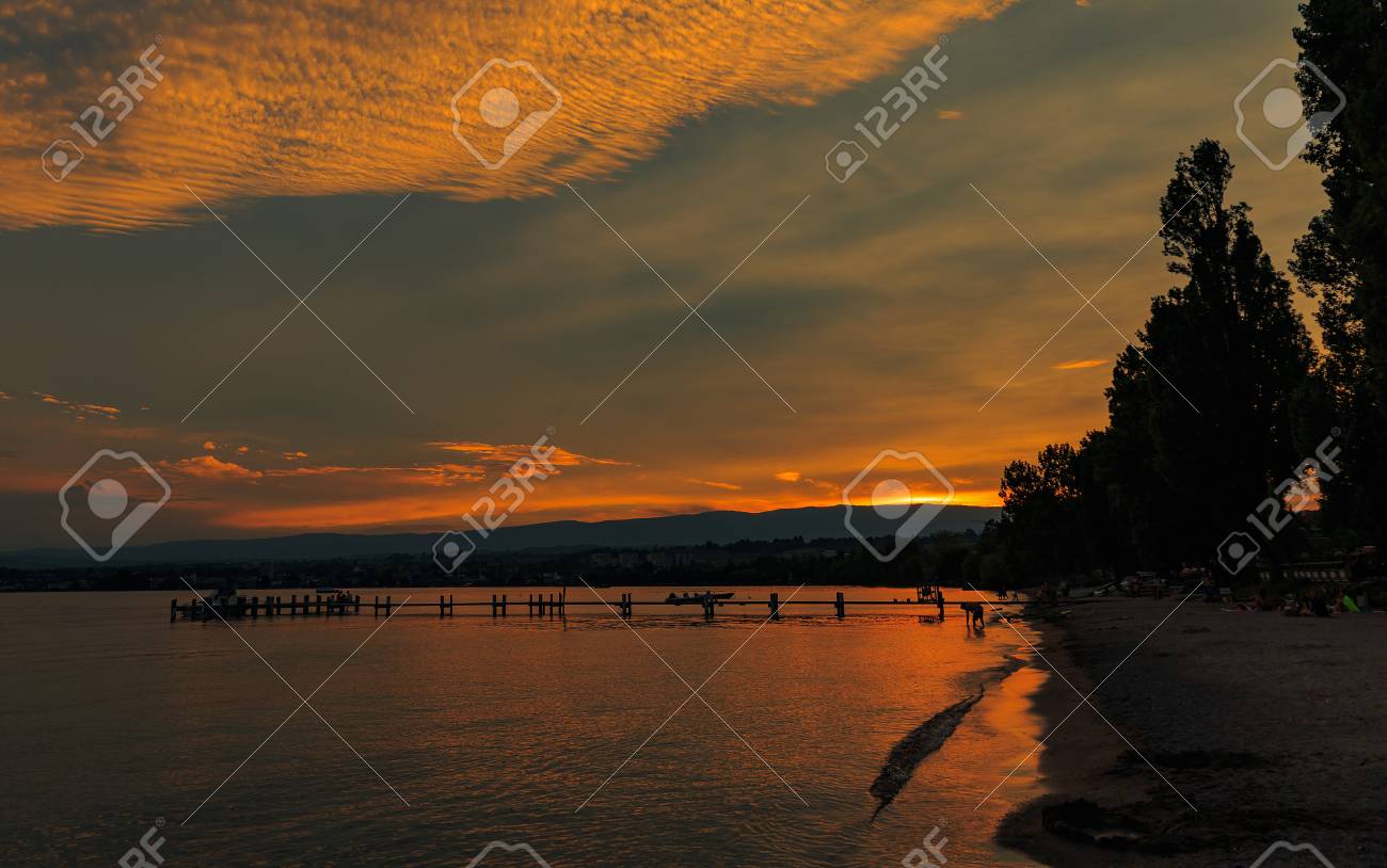 Coucher De Soleil Avec La Couleur Fantastique Sur Le Lac Léman Lausanne Suisse