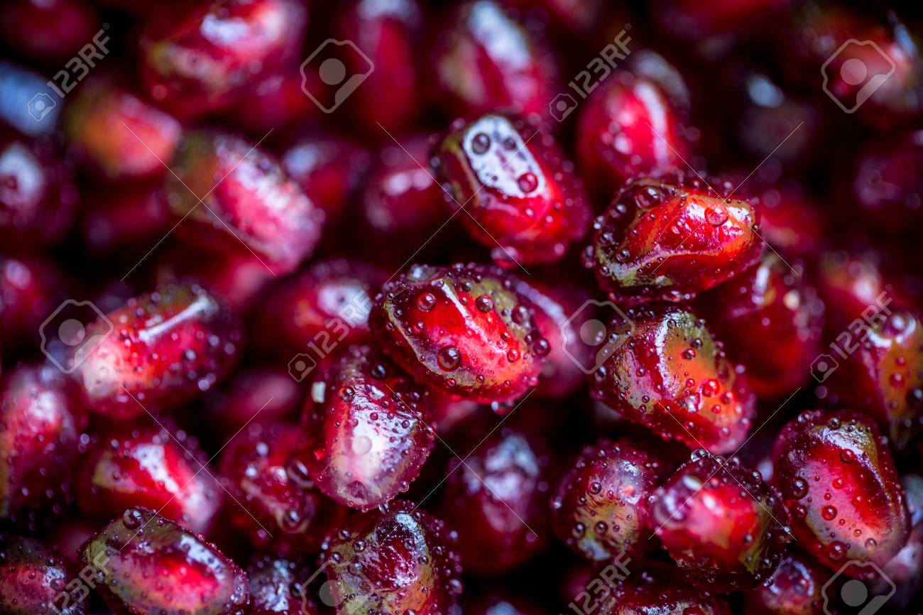 水滴で覆われた種子ザクロ マクロ撮影とビネット効果 の写真素材 画像素材 Image