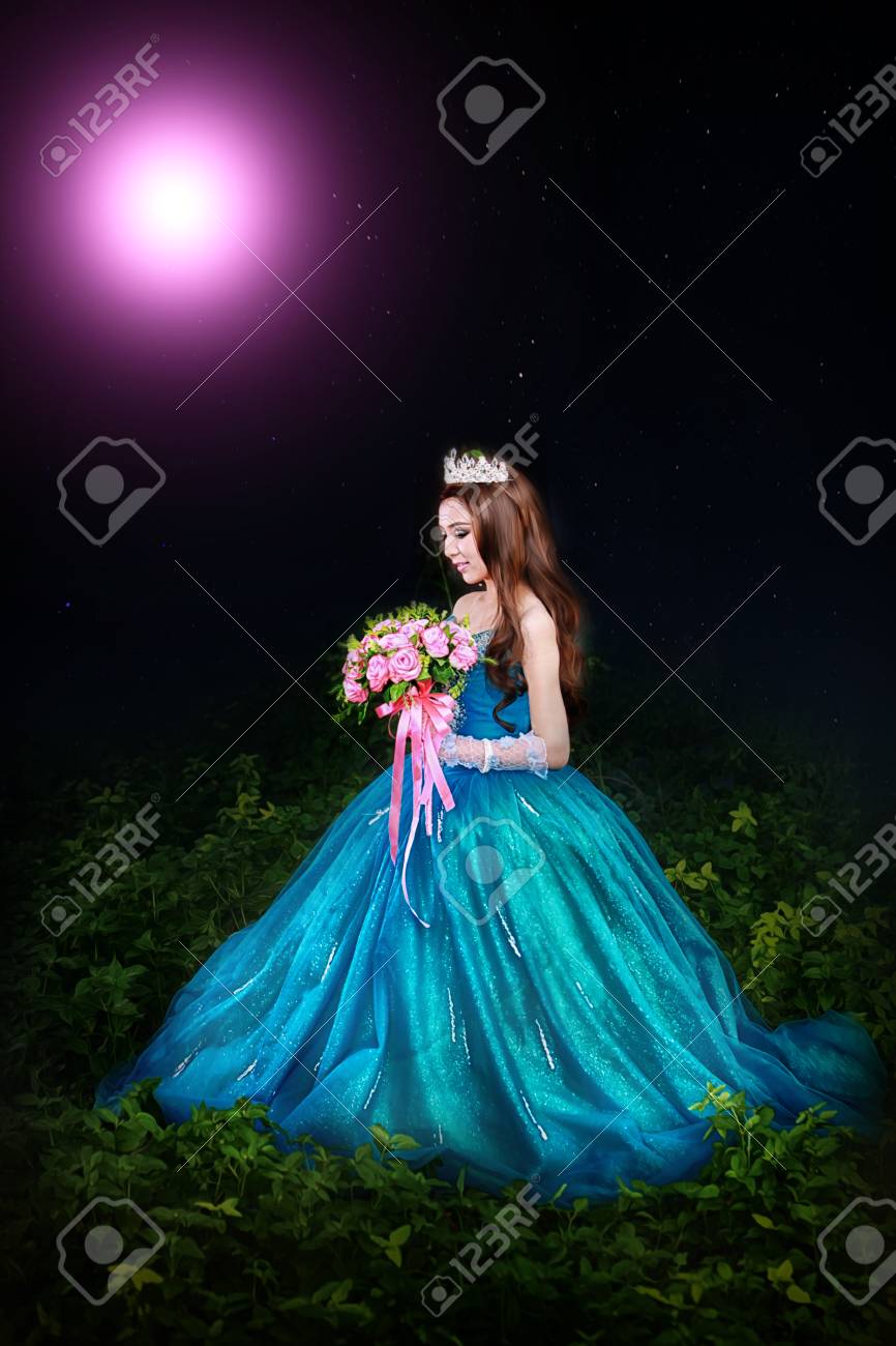 シンデレラ シンデレラのような美しい若い女の子が庭を歩いています の写真素材 画像素材 Image