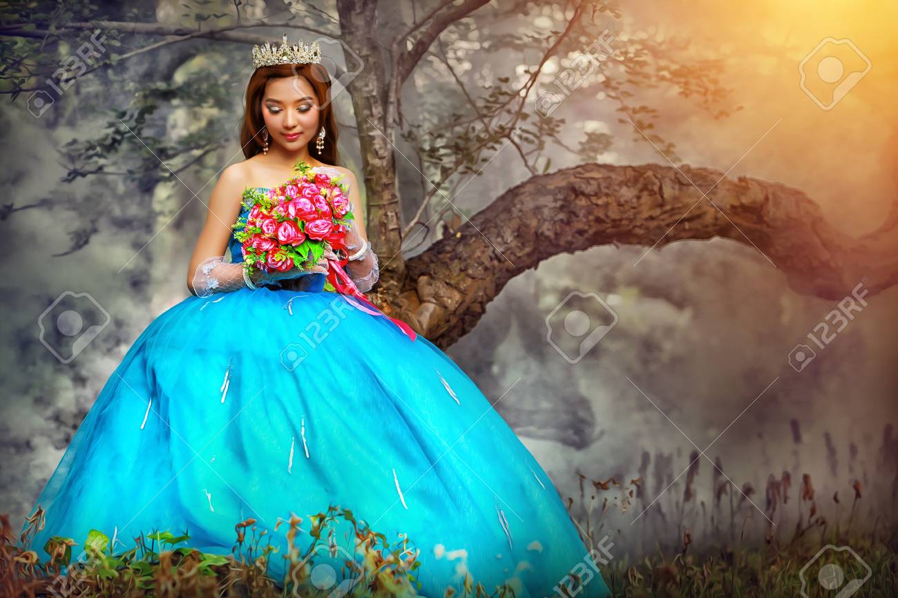 シンデレラ シンデレラのような美しい若い女の子が庭を歩いています の写真素材 画像素材 Image