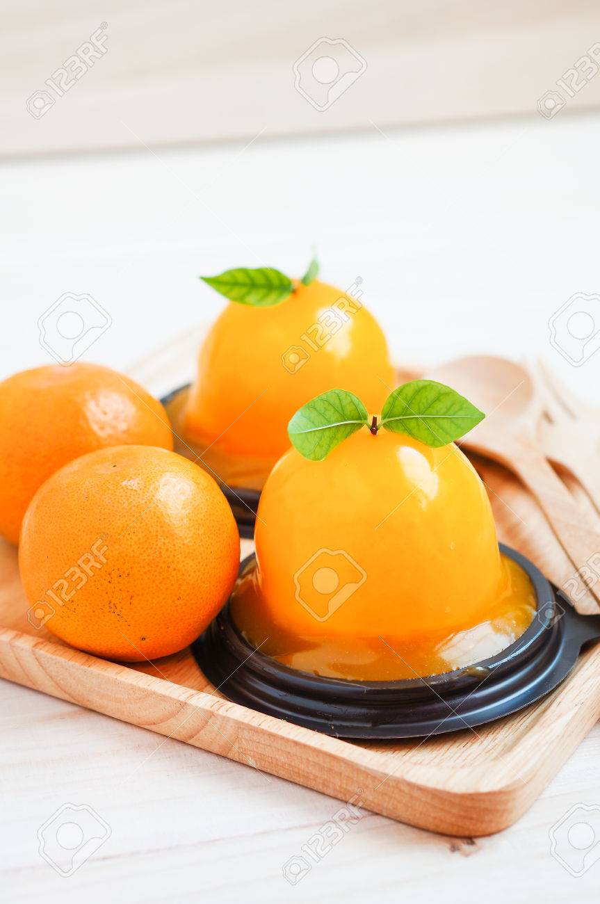 Gateau A L Orange En Forme D Orange Sur Fond De Bois Banque D Images Et Photos Libres De Droits Image