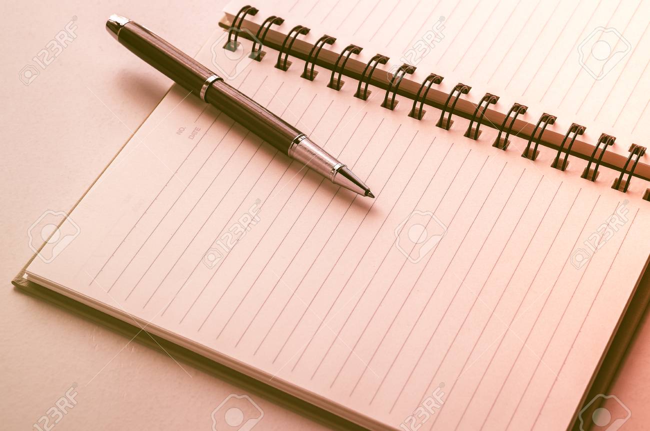 Cahier Ouvert Avec Stylo A Bille Metallique Mise Au Point Selective Et Style Vintage Banque D Images Et Photos Libres De Droits Image Cahier Ouvert Avec Stylo A Bille Metallique Mise Au Point Selective Et Style Vintage Banque D Images Et Photos Libres De Droits Image