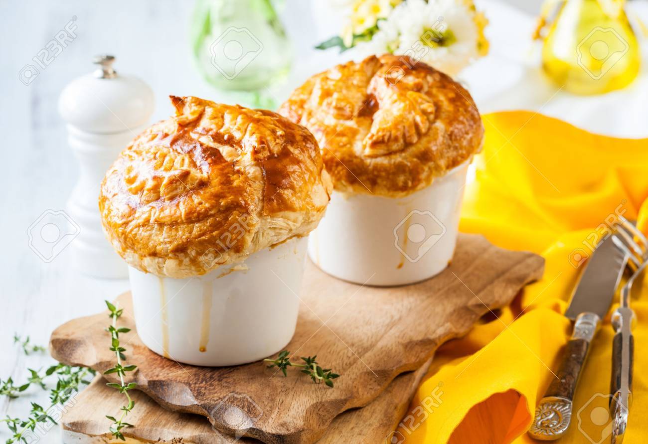 Individuel Tarte Aux Champignons De Pot De Pate Feuilletee Croute