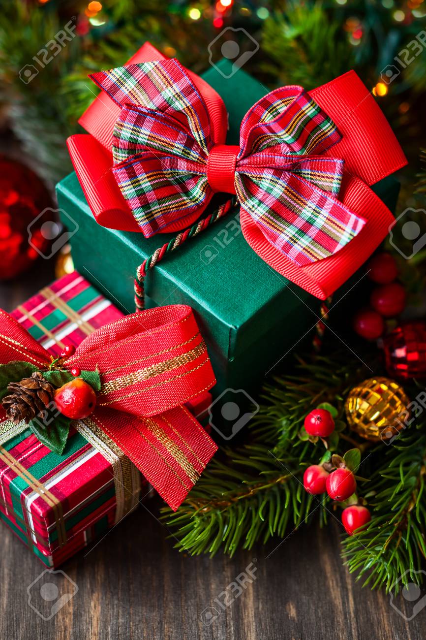 装飾でクリスマス ギフト ボックス の写真素材 画像素材 Image