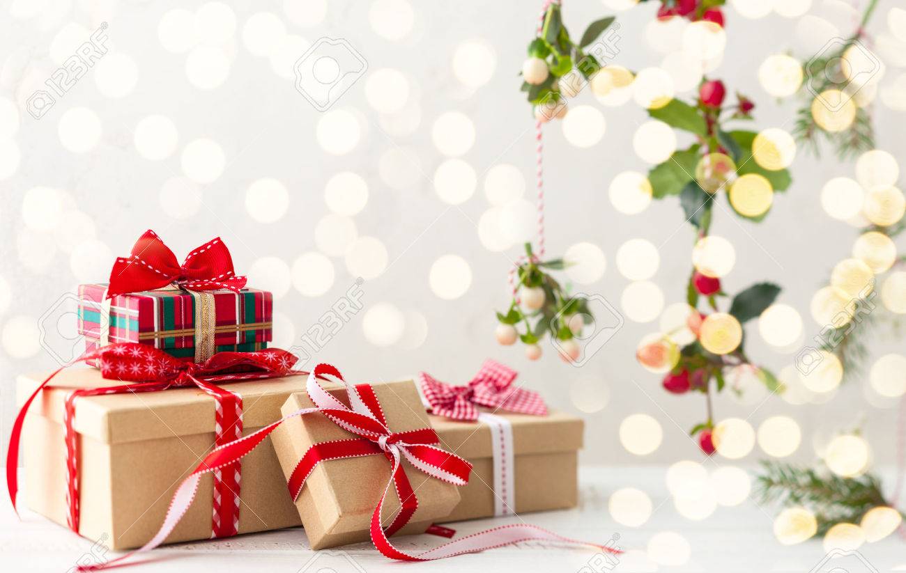 別のクリスマス プレゼントと手作りの装飾 の写真素材 画像素材 Image