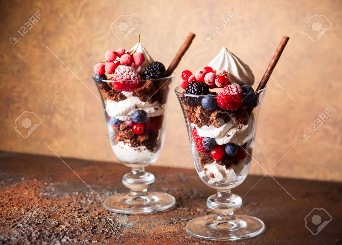 チョコレート ブラウニー 新鮮な果実 メレンゲ 生クリームは ガラスの層 おいしい夏のデザート の写真素材 画像素材 Image