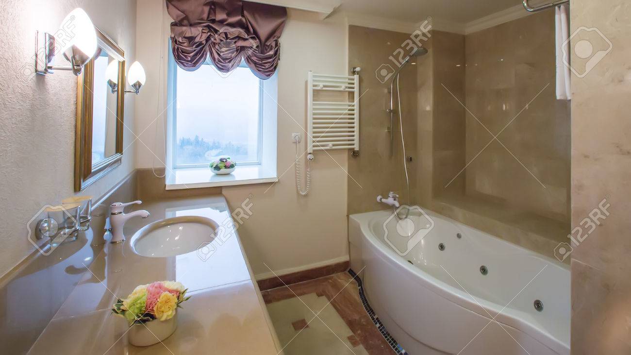 Luxus-Badezimmer Interieur Mit Granit Und Schön Geflieste Böden Und ... Luxus-Badezimmer Interieur Mit Granit Und Schön Geflieste Böden Und ...