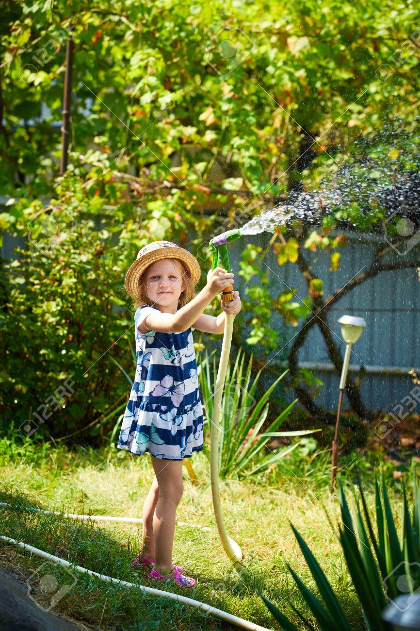 小さな幸せな女の子の水まき庭 夏の日 の写真素材 画像素材 Image