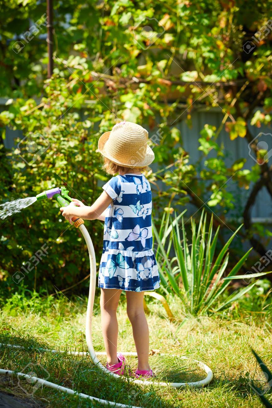 小さな幸せな女の子の水まき庭 夏の日 の写真素材 画像素材 Image