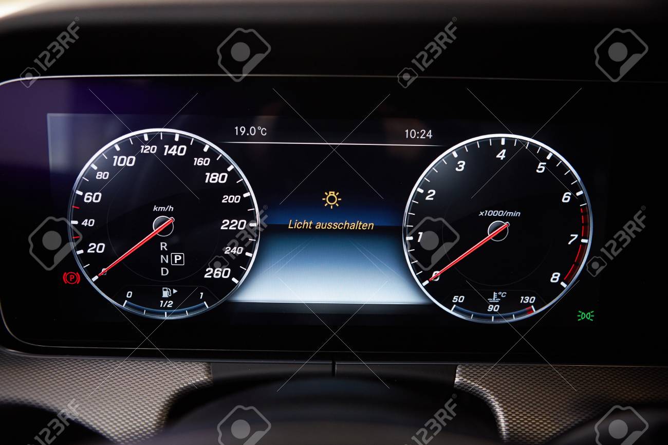 現代の車のスピード メーター 車のダッシュ ボードのショットを閉じる の写真素材 画像素材 Image