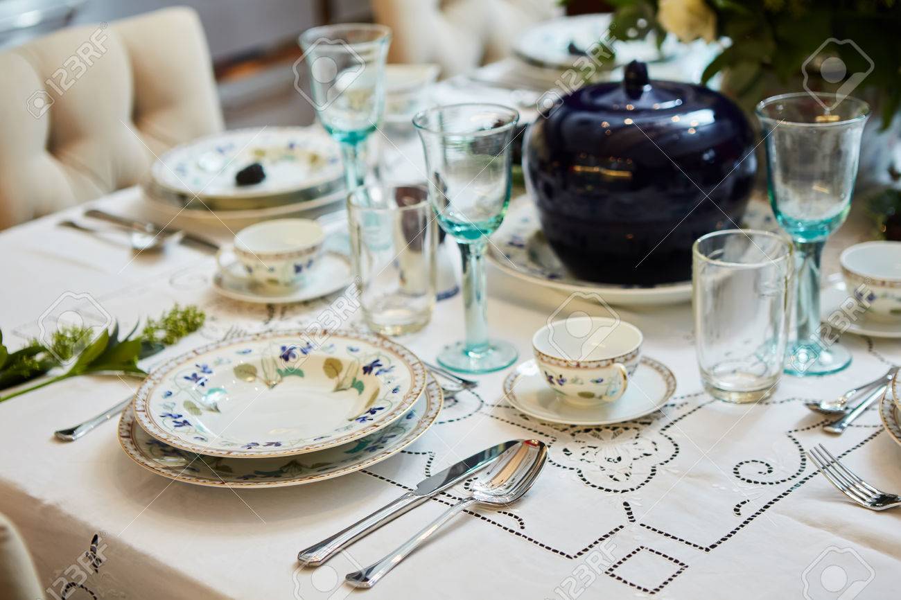 Gedeckter Tisch Zum Abendessen Bereit. Schön Dekoriert Tisch Mit ... Gedeckter Tisch Zum Abendessen Bereit. Schön Dekoriert Tisch Mit ...