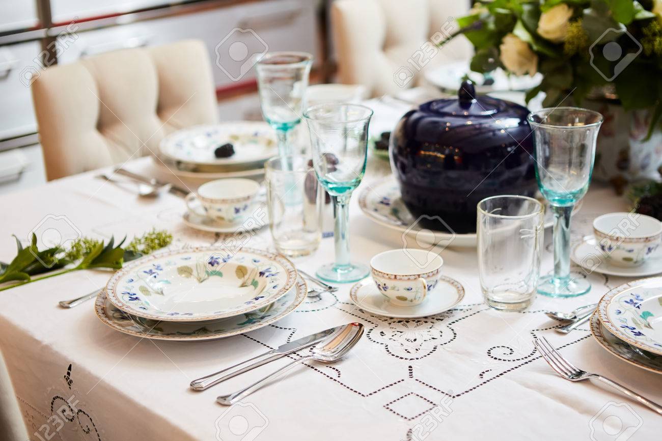 Gedeckter Tisch Zum Abendessen Bereit. Schön Dekoriert Tisch Mit ... Gedeckter Tisch Zum Abendessen Bereit. Schön Dekoriert Tisch Mit ...