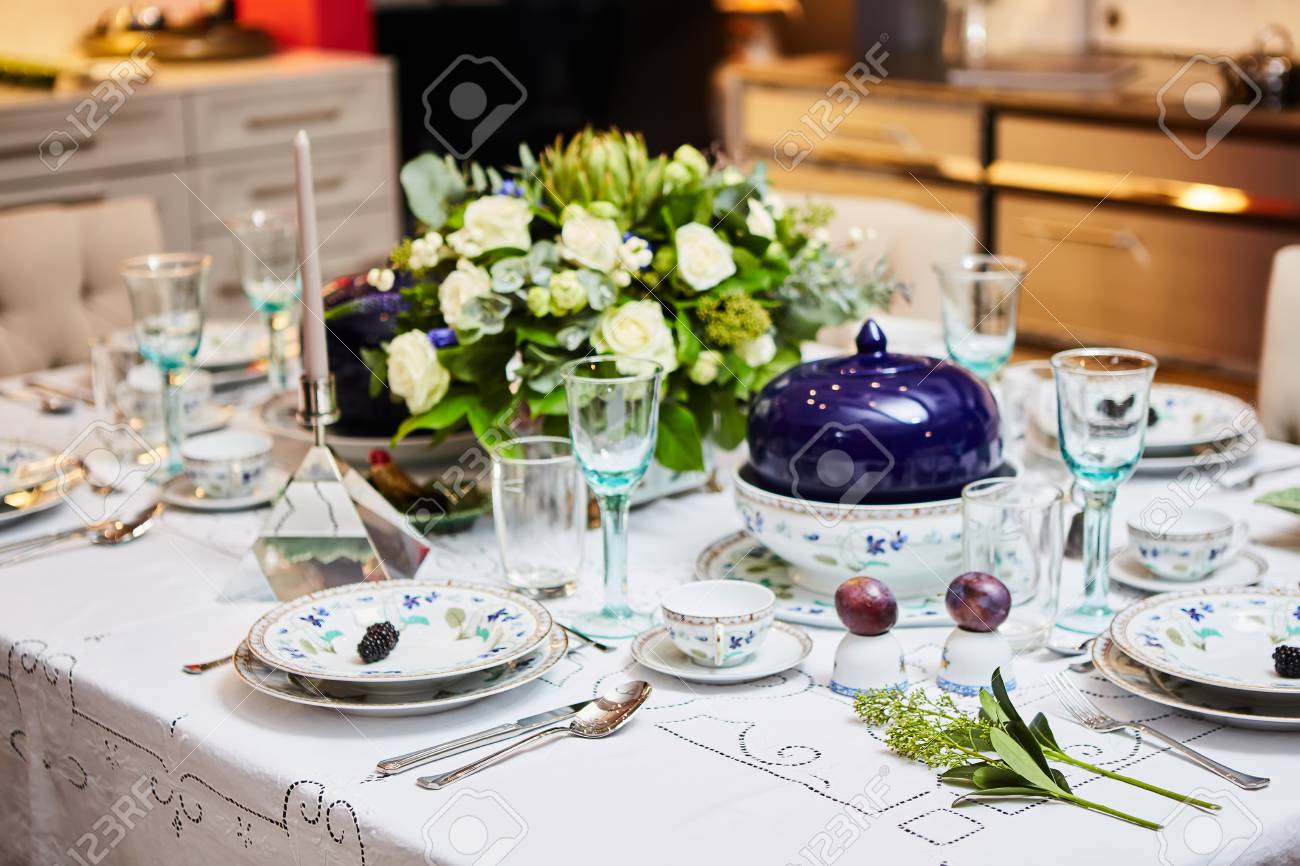 Gedeckter Tisch Zum Abendessen Bereit. Schön Dekoriert Tisch Mit ... Gedeckter Tisch Zum Abendessen Bereit. Schön Dekoriert Tisch Mit ...