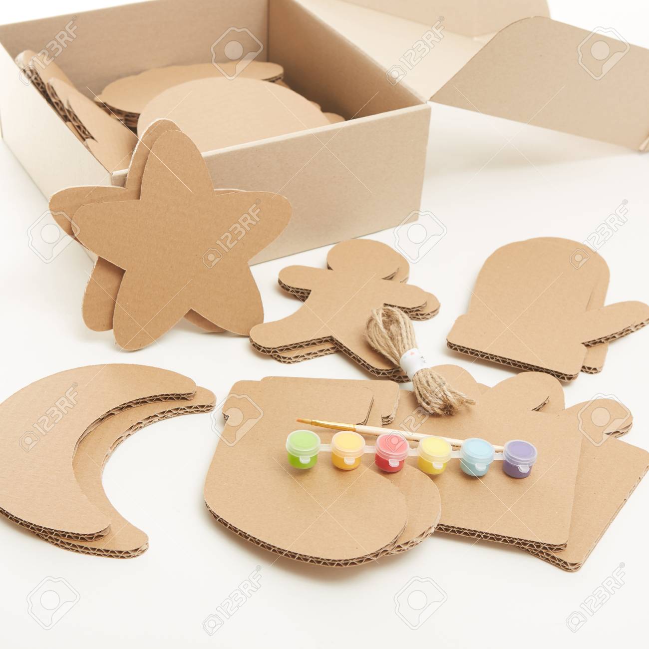 Decorazioni Natalizie Cartone.Immagini Stock Decorazioni Natalizie Fai Da Te In Carta Cartone Ornamento Di Natale Fatto In Casa Da Carta Riutilizzata Idee Artigianali Per Bambini Image 95126710