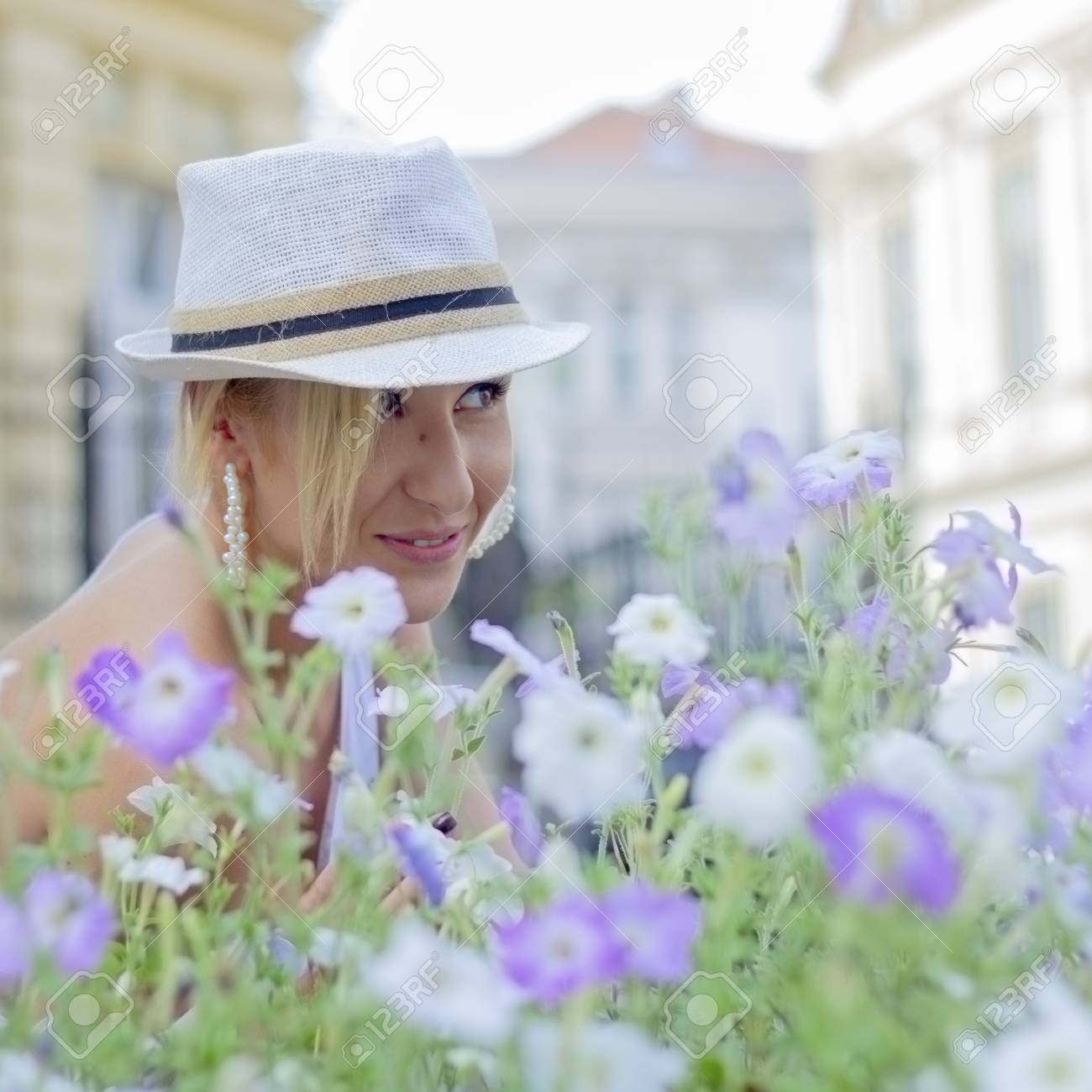 紫の花の女の子 の写真素材 画像素材 Image 紫の花の女の子 の写真素材 画像素材 Image