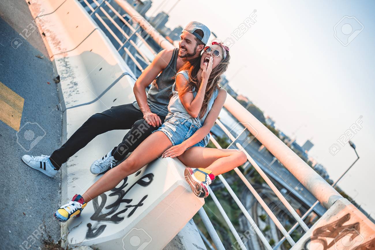 笑っておしゃれで都市のカップル の写真素材 画像素材 Image