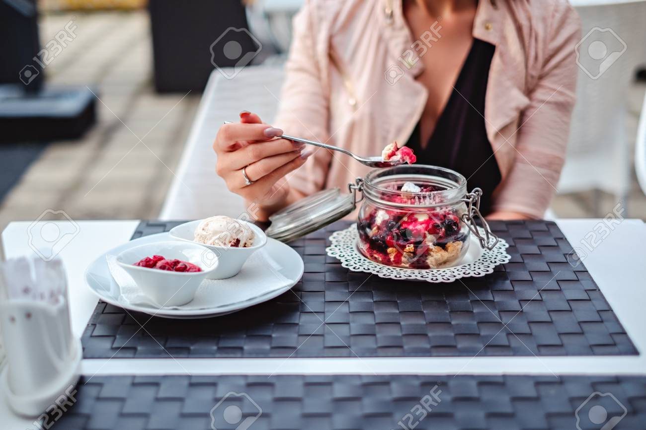 フルーツバニラケーキとスプーンを持つ女の子 側面のアイスクリーム の写真素材 画像素材 Image フルーツバニラケーキとスプーンを持つ女の子 側面のアイスクリーム の写真素材 画像素材 Image