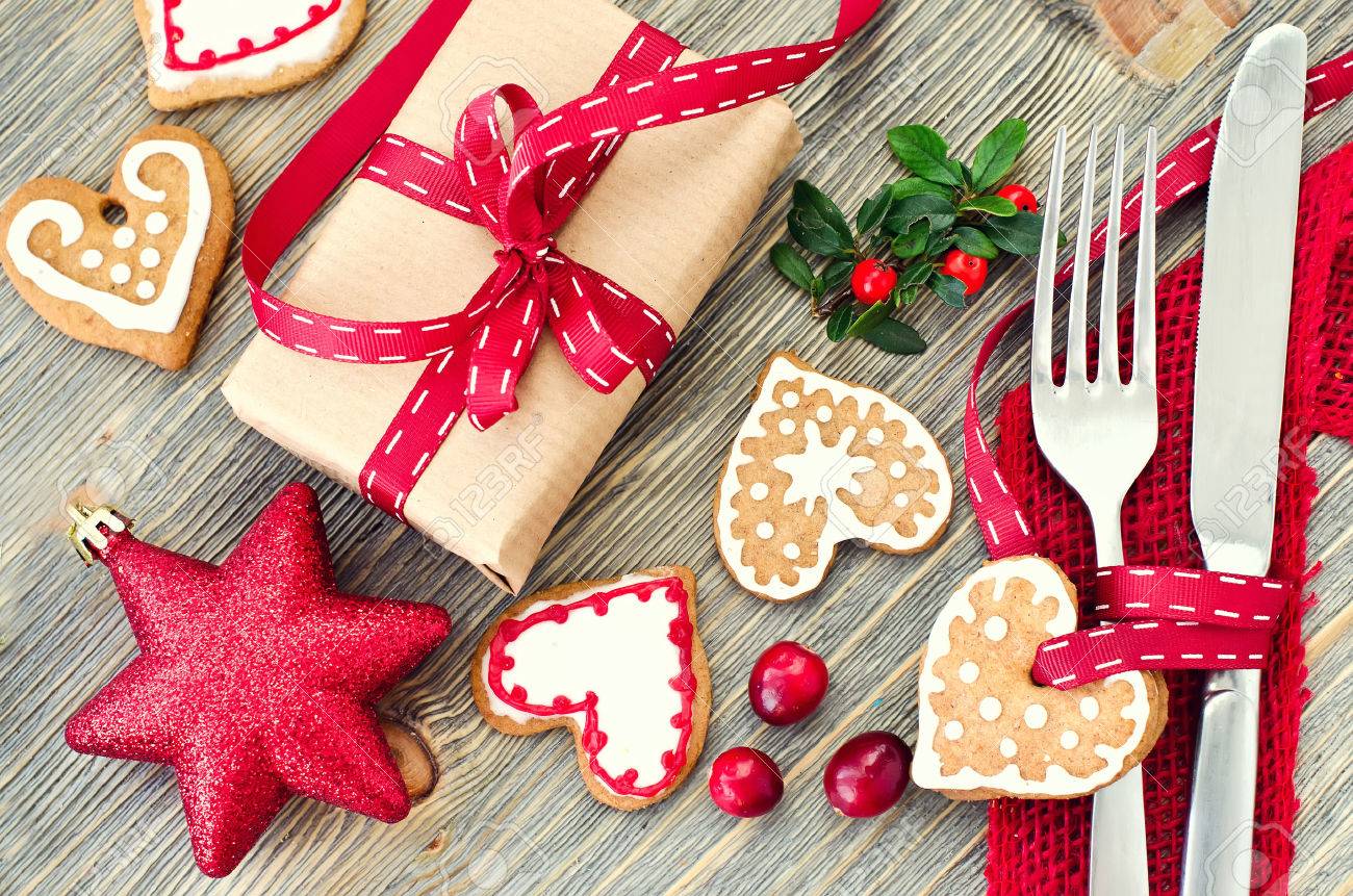 Christmas dinner decoration with gingerbread cookies and gift box - 47415614 Christmas dinner decoration with gingerbread cookies and gift box - 47415614