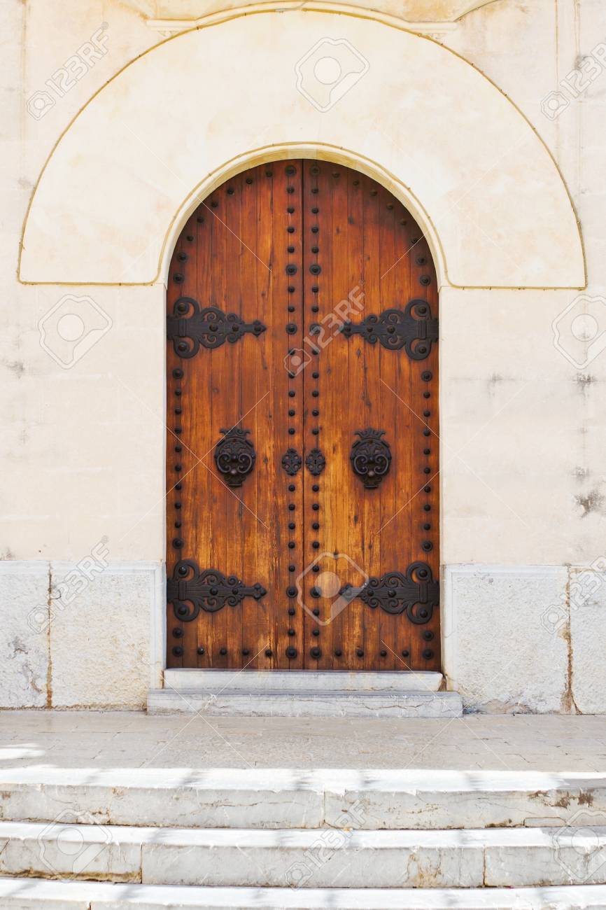 Entrada De Una Iglesia Histórica Con Adornos De Madera Y Puertas Antiguas Fotos, Retratos, Imágenes Y Fotografía De Archivo Libres De Derecho. Image 18225403. Entrada De Una Iglesia Histórica Con Adornos De Madera Y Puertas Antiguas Fotos, Retratos, Imágenes Y Fotografía De Archivo Libres De Derecho. Image 18225403.