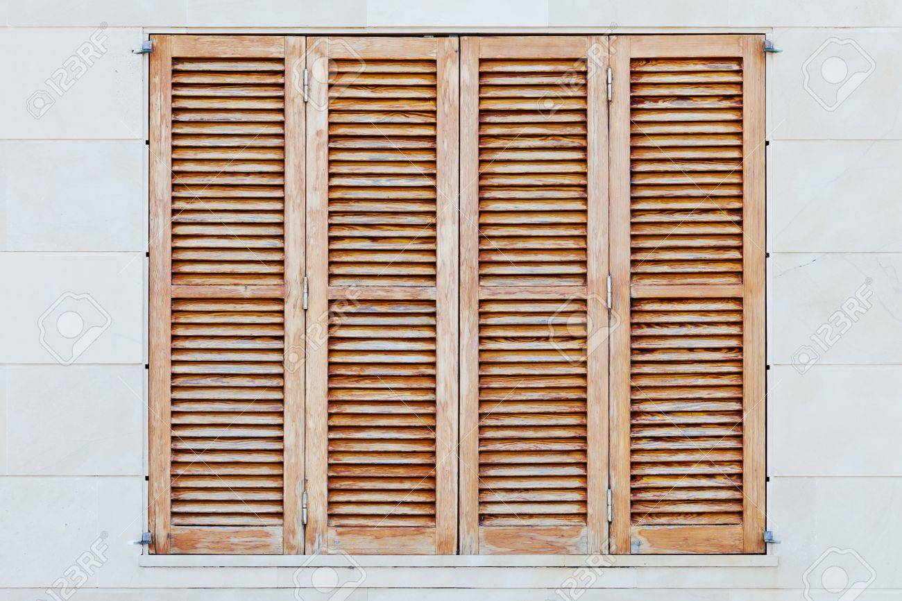 スペイン語家の風化の茶色のシャッターの詳細 の写真素材 画像素材 Image