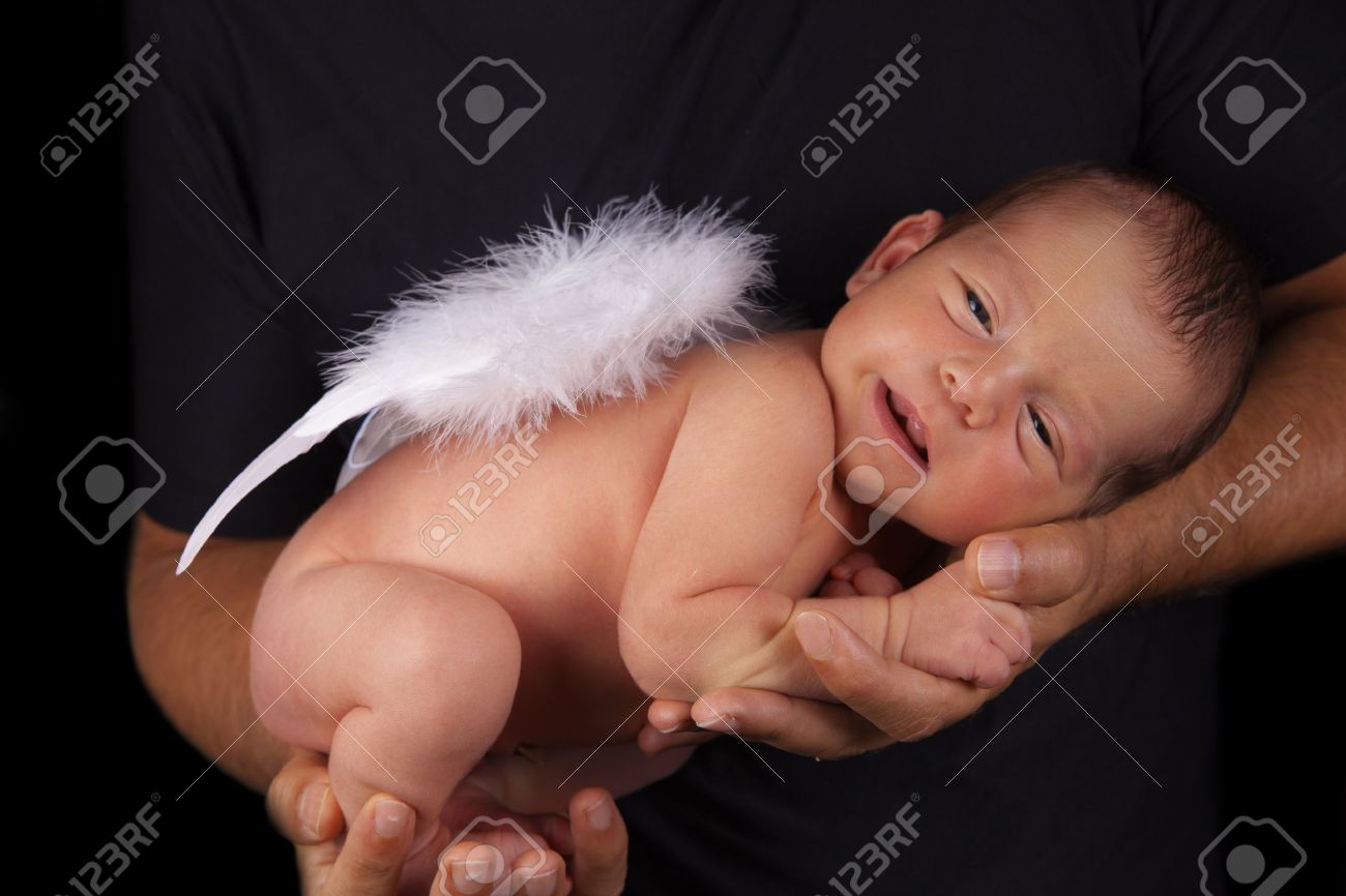 Sourire Paisible Petit Garcon Nouveau Ne Avec Des Ailes D Ange Dans Les Mains De Pere Banque D Images Et Photos Libres De Droits Image