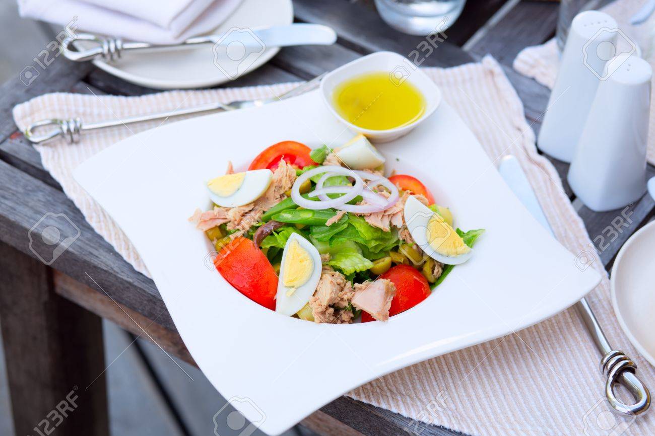 Salade Nicoise Au Thon En Conserve Anchois Oeufs Durs Tomates