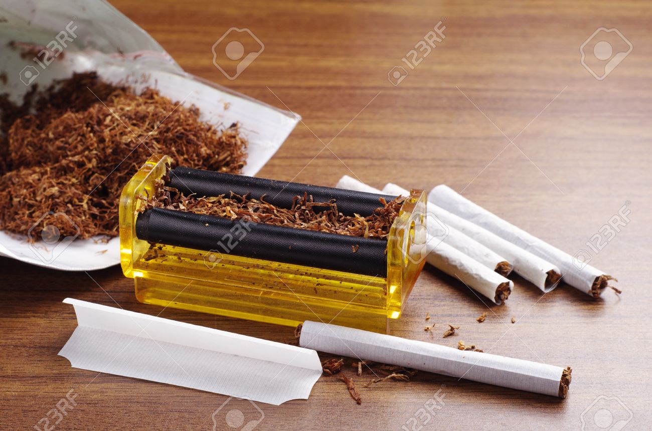Machine A Rouler Et Cigarettes Sur La Table Brun Banque D Images Et Photos Libres De Droits Image 24443314