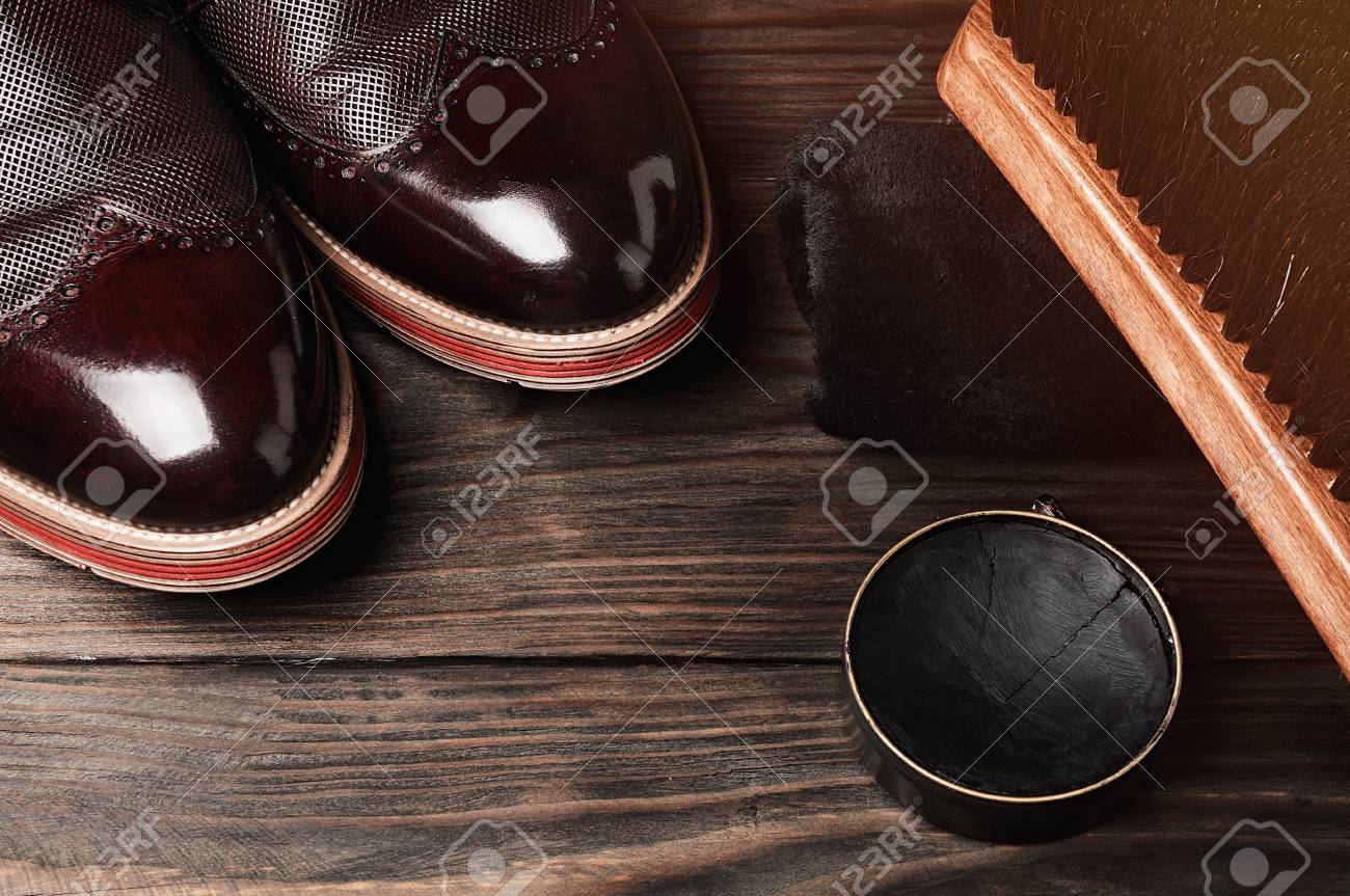 研磨機のテーブルの上の革の靴 手作りのファッション靴 ワックス 木製の背景 の写真素材 画像素材 Image